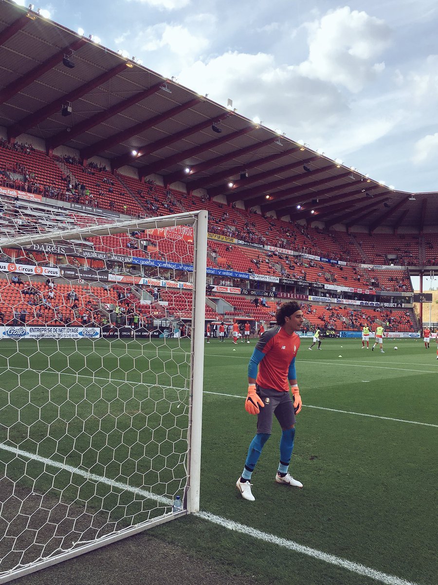 Guillermo Ochoa previo al partido del Standard de Lieja (Twitter @Standard_RSCL)