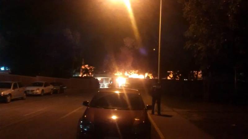 Incendios consume negocios.