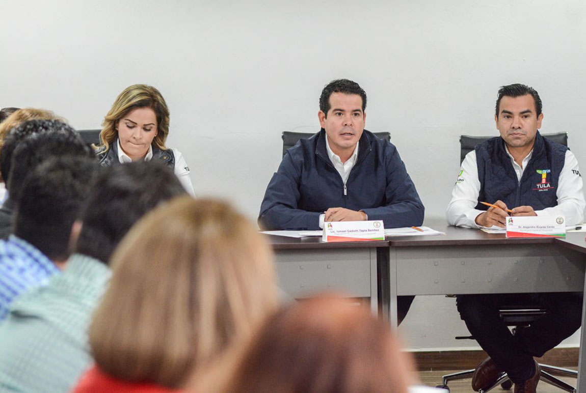 El presidente municipal, Gadoth Tapia Benítez, entregó equipo de pesca al ejido de Michimaloya. (Cortesía)