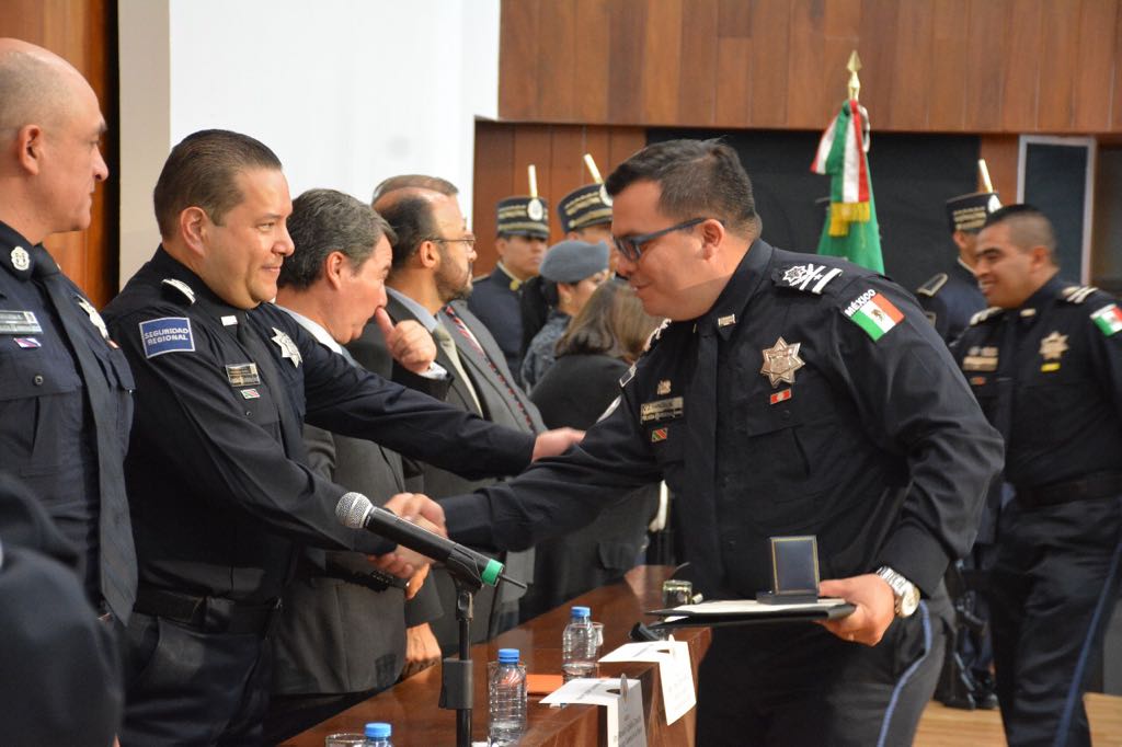 El comisionado de la Policía Federal, Manelich Castilla dio los reconocimientos a los mandos que se graduaron con honores del diplomado. (Especial)