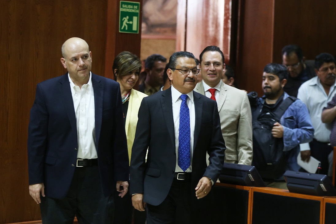 El fiscal especializado (centro) reconoce que no le alcanza el personal para desahogar los casos acumulados. (Archivo)