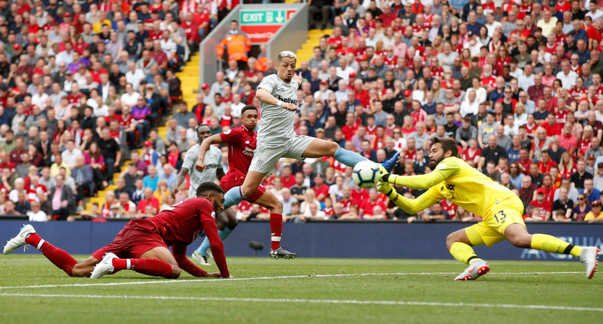Javier 'Chicharito' Hernández no pudo abatir a Alisson Becker (Reuters)