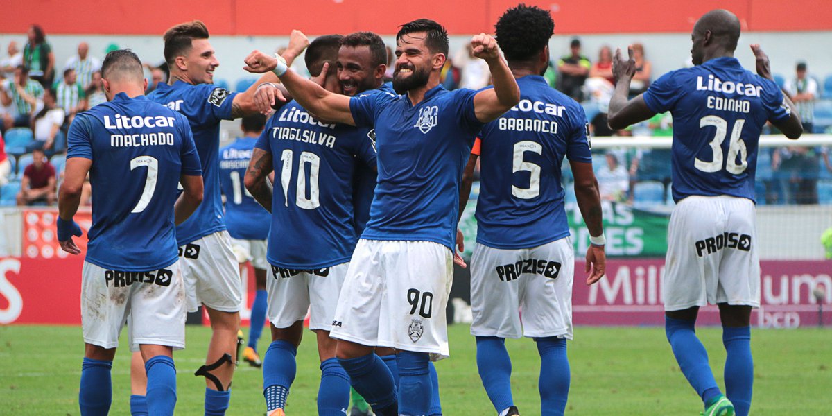 Jugadores del Feirense en festejo tras victoria en la Liga de Portugal (Twitter @cdfeirensesad)