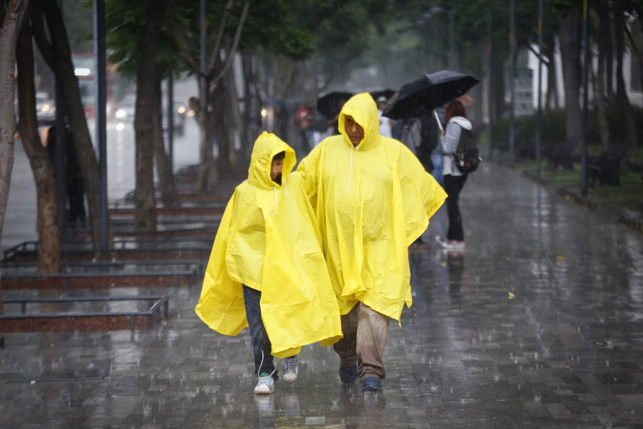 Los capitalinos se vieron sorprendidos por la copiosa lluvia.