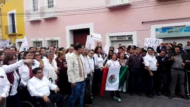 Marchan militantes y simpatizantes de Morena en Puebla