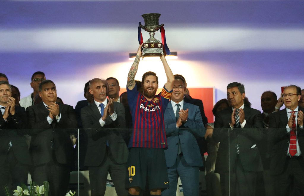 Messi levanta el título de la Supercopa de España (Reuters)