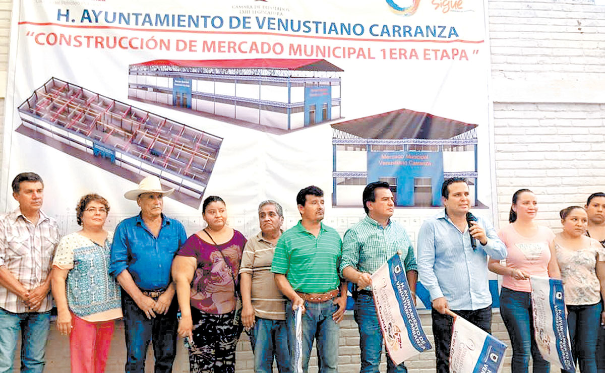 El munícipe con micrófono en mano, junto a su mujer, al poner en marcha la construcción de un mercado. (Especial)