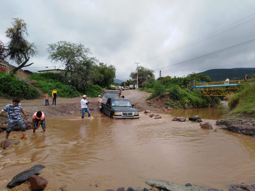 Hay autos que se quedan inundados. (Foto Jessica de la Cruz)