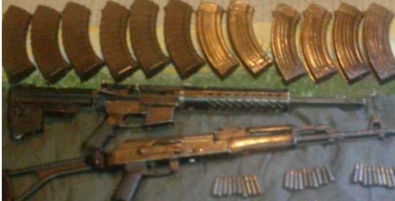 A Don Gil le fueron encontradas durante su detención un AK-47 y un AR-15, con cargadores y cartuchos útiles.