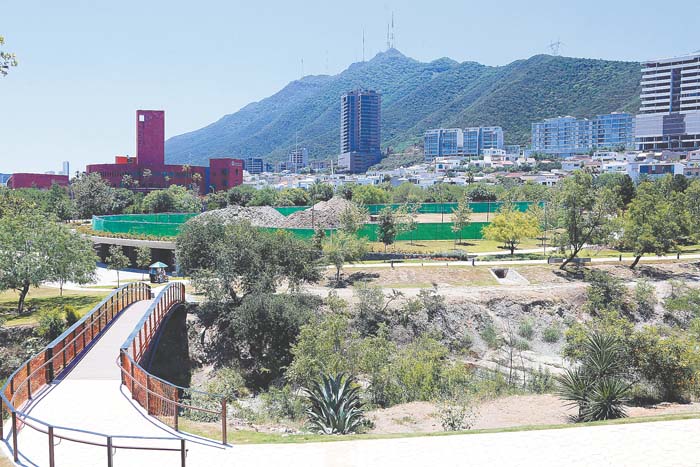 El recinto estará ubicado en el parque Rufino Tamayo; en miniatura, un plano de la construcción.