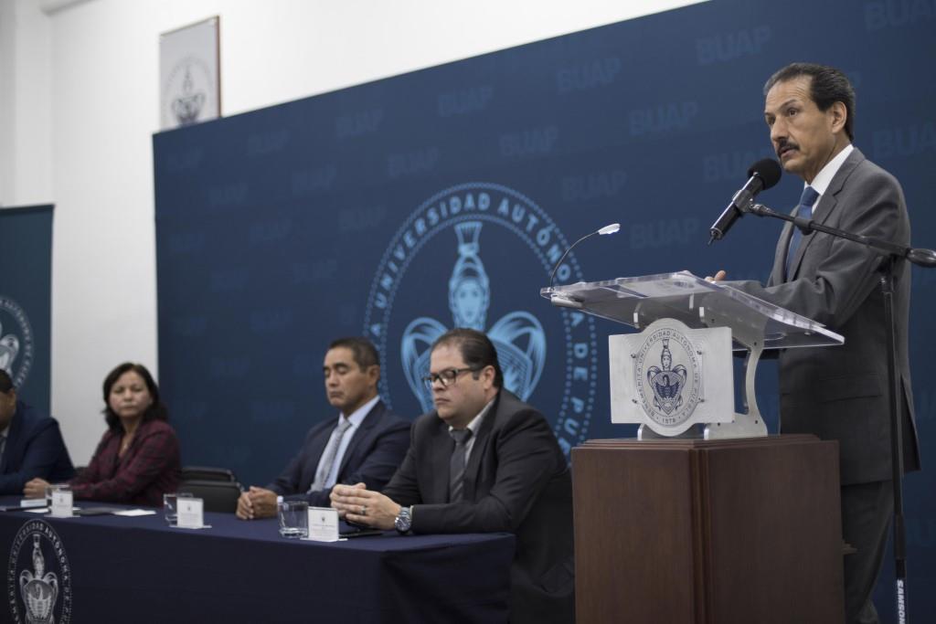 Rector Alfonso Esparza Ortiz, durante el Tercer Informe de Labores de Luz del Carmen Gómez Pavón, directora de la Facultad de Ciencias de la Electróni