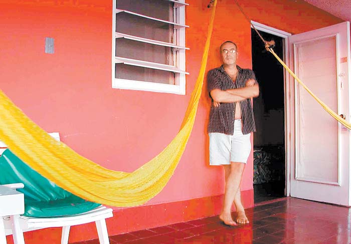 El autor de El arte de mostrar el arte mexicano, en Acapulco, 2003.