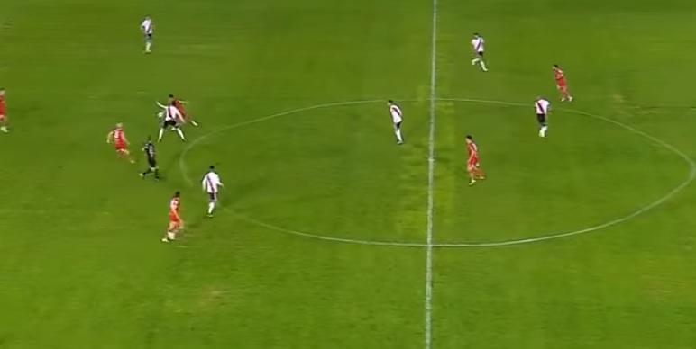 Cancha del estadio del Huracán en el duelo ante River Plate (Especial)