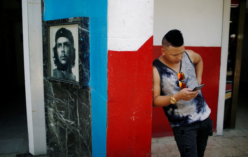 Cuba realizó pruebas con la red 3G, con lo que fue el primer acercamiento a internet para muchos cubanos. (Foto: Reuters)