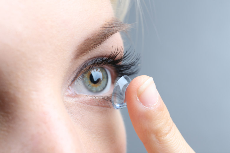 Cuidado con no limpiar bien los lentes de contacto. (Stanford News)