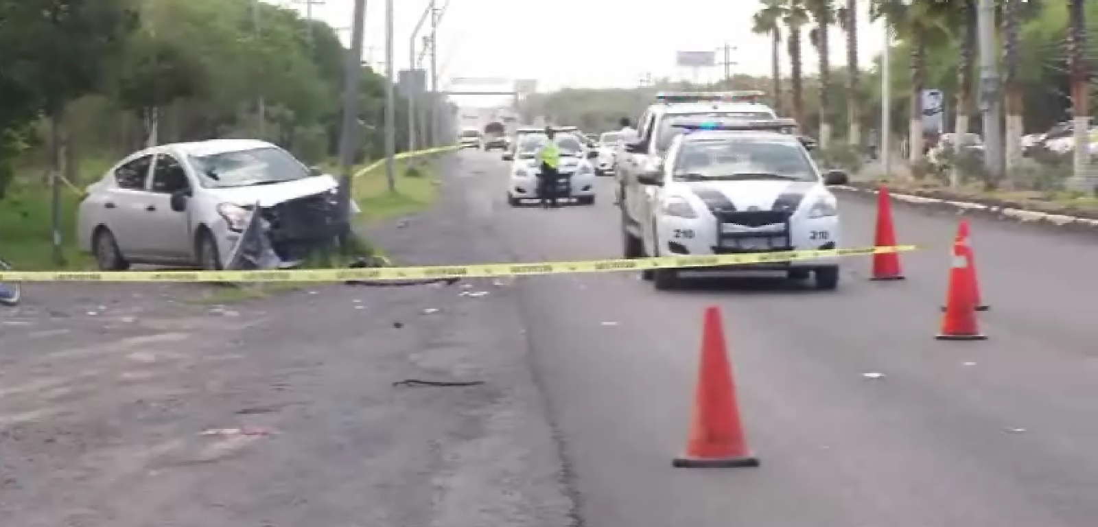La policía acordonó el área del acotamiento y un carril.