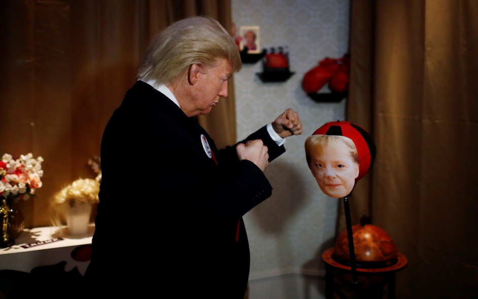 En el museo Madame Tussauds de Berlín, la 'figura viva' de Donald Trump golpea a Angela Merkel. (Reuters)