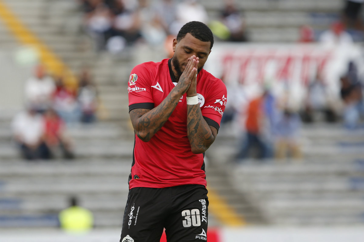 Con un paso por 14 equipos y 8 países, Colin cuenta con una historia llamativa, con un pasado que le prometía un futuro mejor; hoy, se gana un puesto 