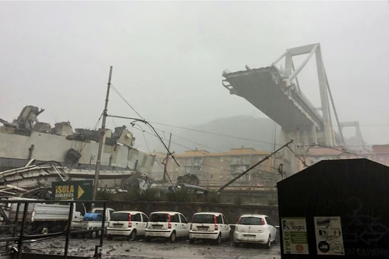 La tormenta fue repentina y violenta, y la presencia de vehículos indica la probabilidad de que haya víctimas, dijeron los bomberos. (AFP)