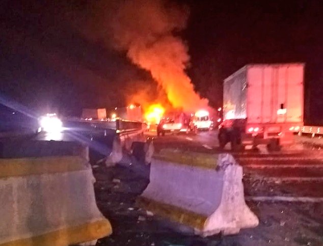 El tráiler se incendió después de chocar. (Tomada de @SUUMA_CDMX)