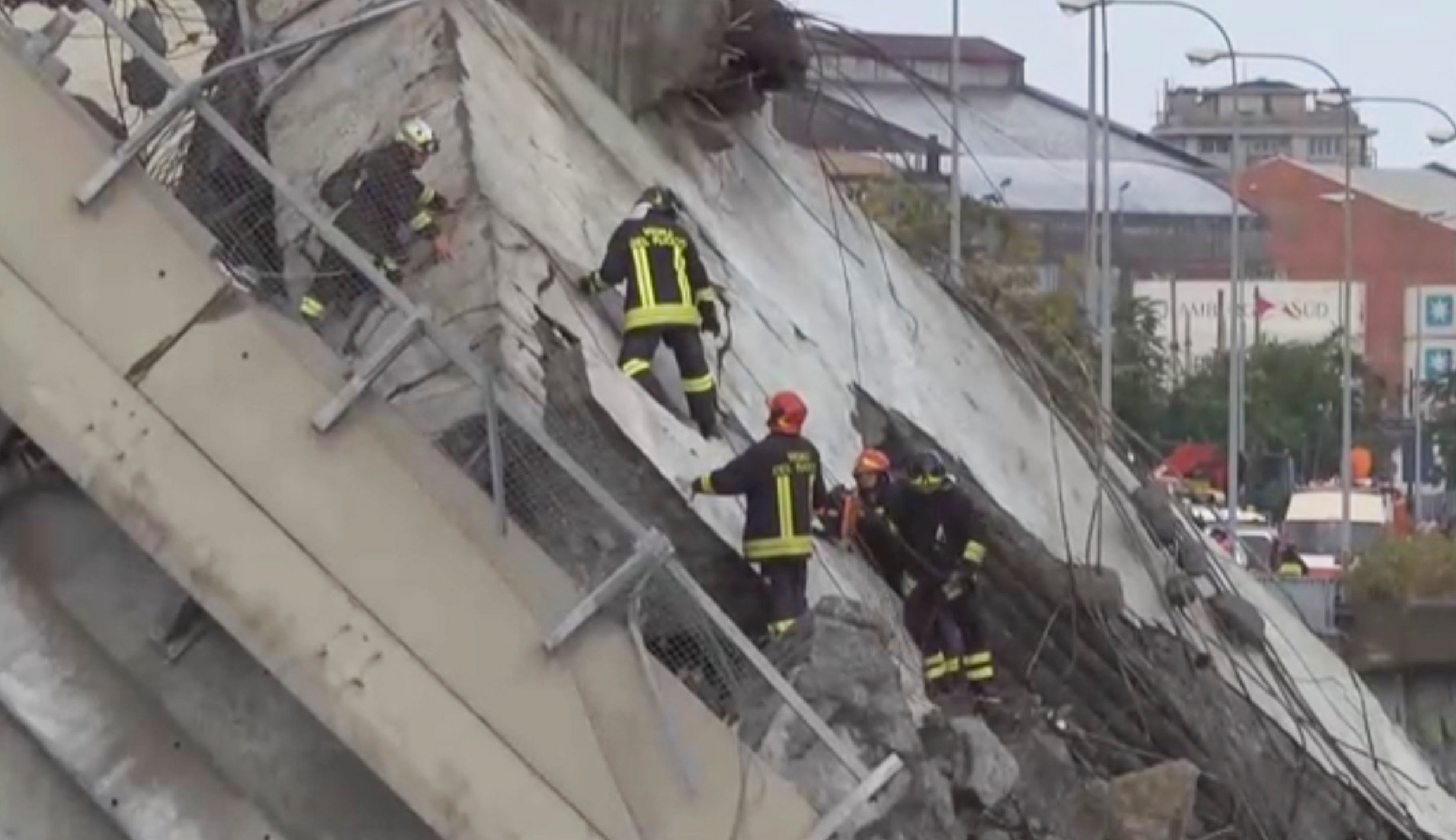 Un tramo de un viaducto de la autopista A10 se derrumbó en Génova. (Reuters)