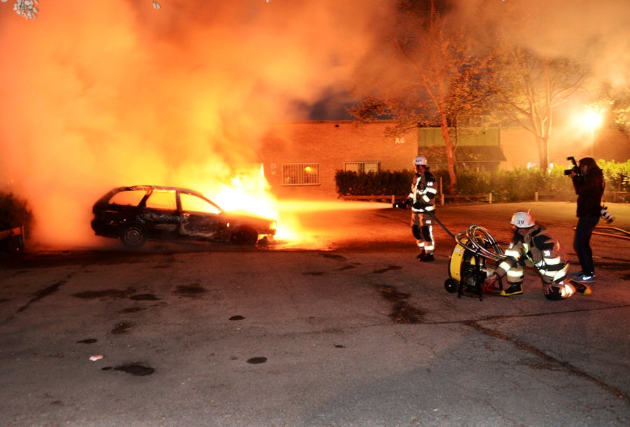 Los vehículos fueron quemados en las tres principales ciudades de Suecia. (Reuters)