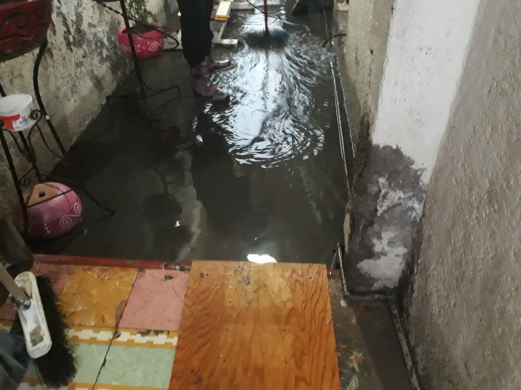 Las aguas negras inundan las casas en la calle Norte 70-A , en la colonia La Joya. (Especial9
