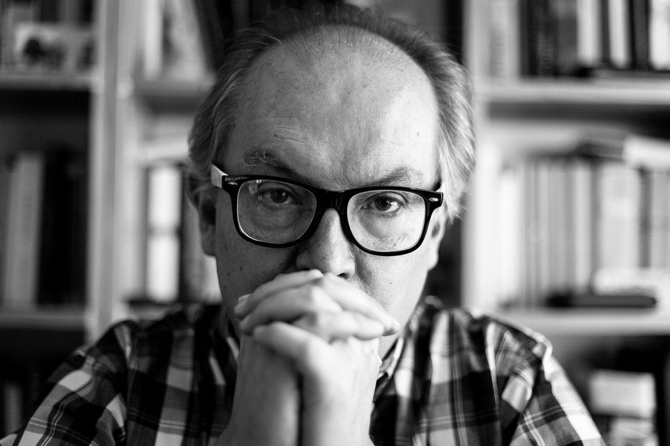 Álvaro Uribe también es autor de novelas como 'El taller del tiempo' y 'La lotería de San Jorge'