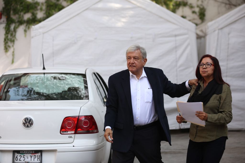 Andrés Manuel López Obrador a su llegada a su casa de transición. (Nelly Salas)