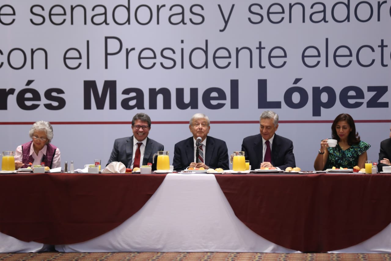 Andrés Manuel López Obrador se reunió con legisladores. (Jorge González | Milenio)