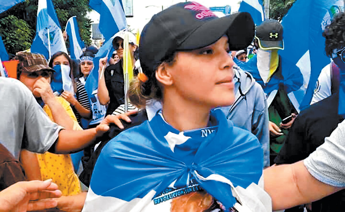 Con 21 años y un cáncer linfático, Nahomy Urbina lucha por la democracia. (Especial)