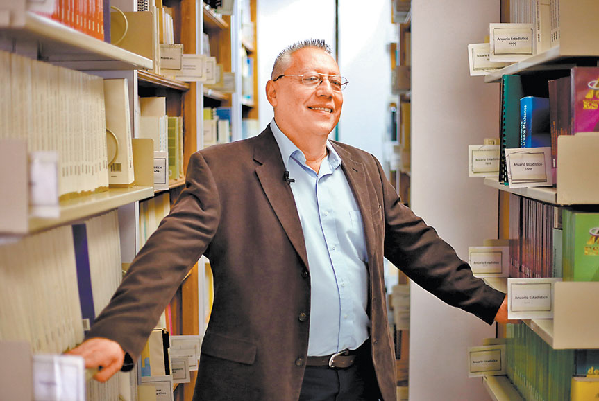 Antonio Guerrero, subdirector de Crónica Estadística, comenta que tuvieron problemas con la inserción social. (Jorge González)