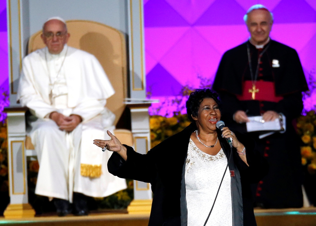 Aretha Flanklin le cantó al Papa. (AP)