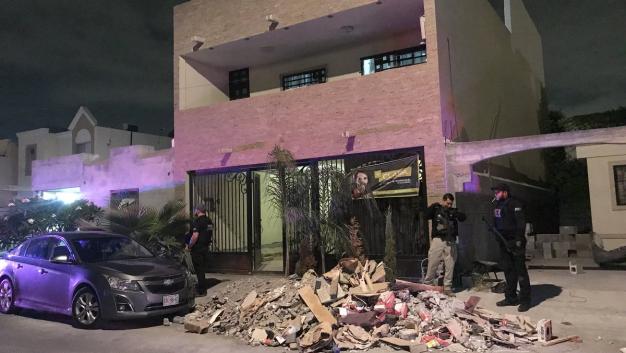 La casa de tres pisos está ubicada en la calle Doctor Luciano.