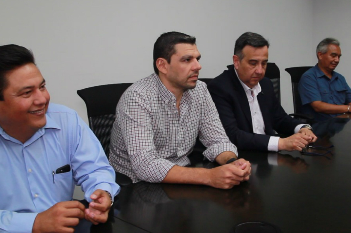 Al centro, el representante jurídico del PAN ante el Tribunal, Gilberto de Jesús Gómez Reyes. (Especial)