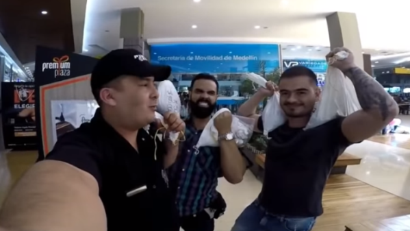 En total, dijeron los colombianos, dieron a la Secretaría de Movilidad de Medellín 10 mil 800 monedas de 50 pesos. (Youtube)