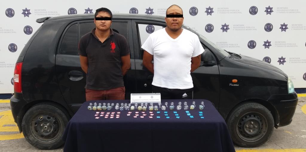 Dos delincuentes contaban con diversas pipas para consumo de narcóticos, así como envoltorios con sustancias ilegales (Especial)