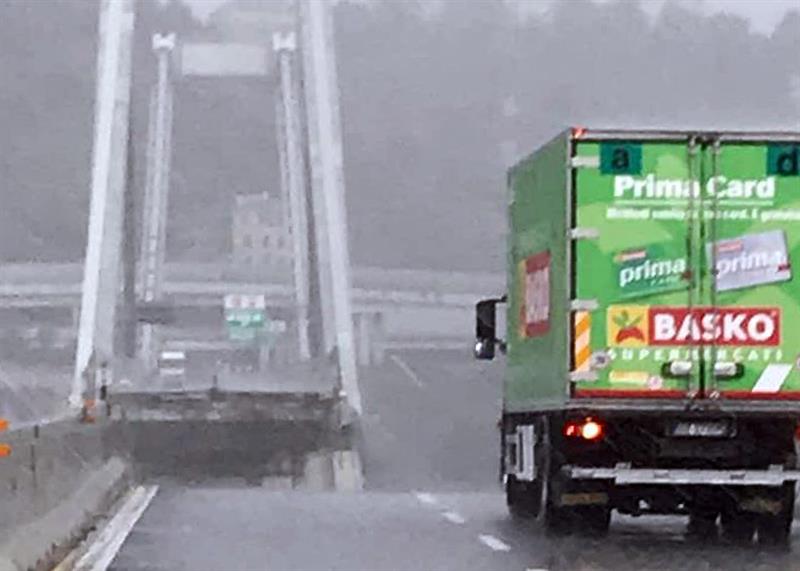 El camionero explicó que instintivamente se alejó todo lo que pudo. EFE