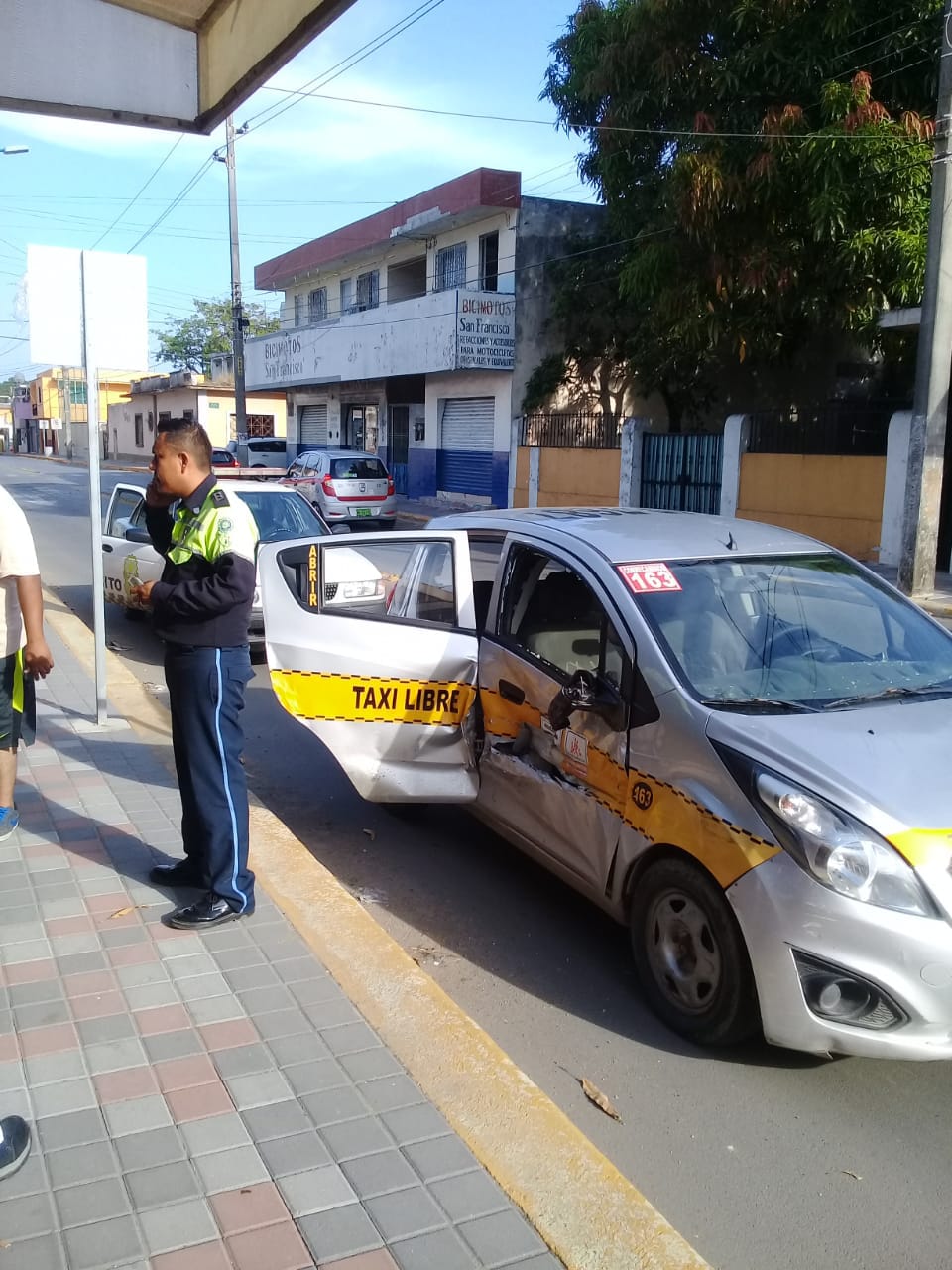 El taxi fue impactado en un costado.