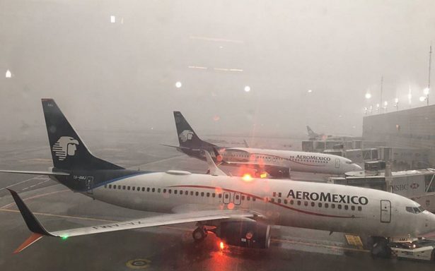 Por las fuertes lluvias se suspendieron unos minutos las operaciones del AICM. (Foto: Notimex)