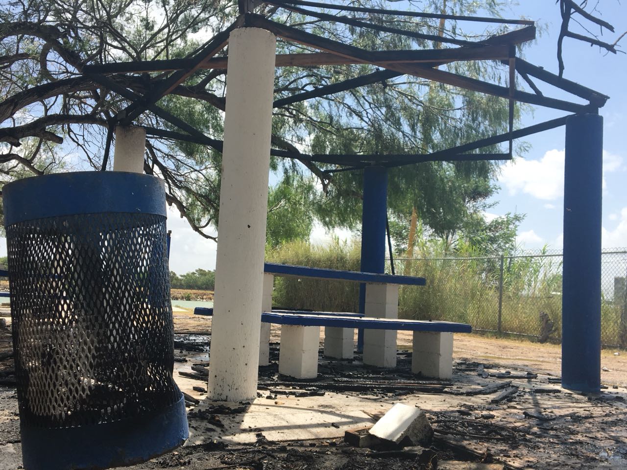 Incendian palapa en el centro recreativo La Playita en Reynosa (Carolina Garza)