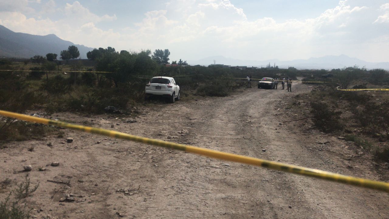 El lugar donde se localizó el vehículo se mantiene acordonado y se realizan las diligencias correspondientes. (Especial)