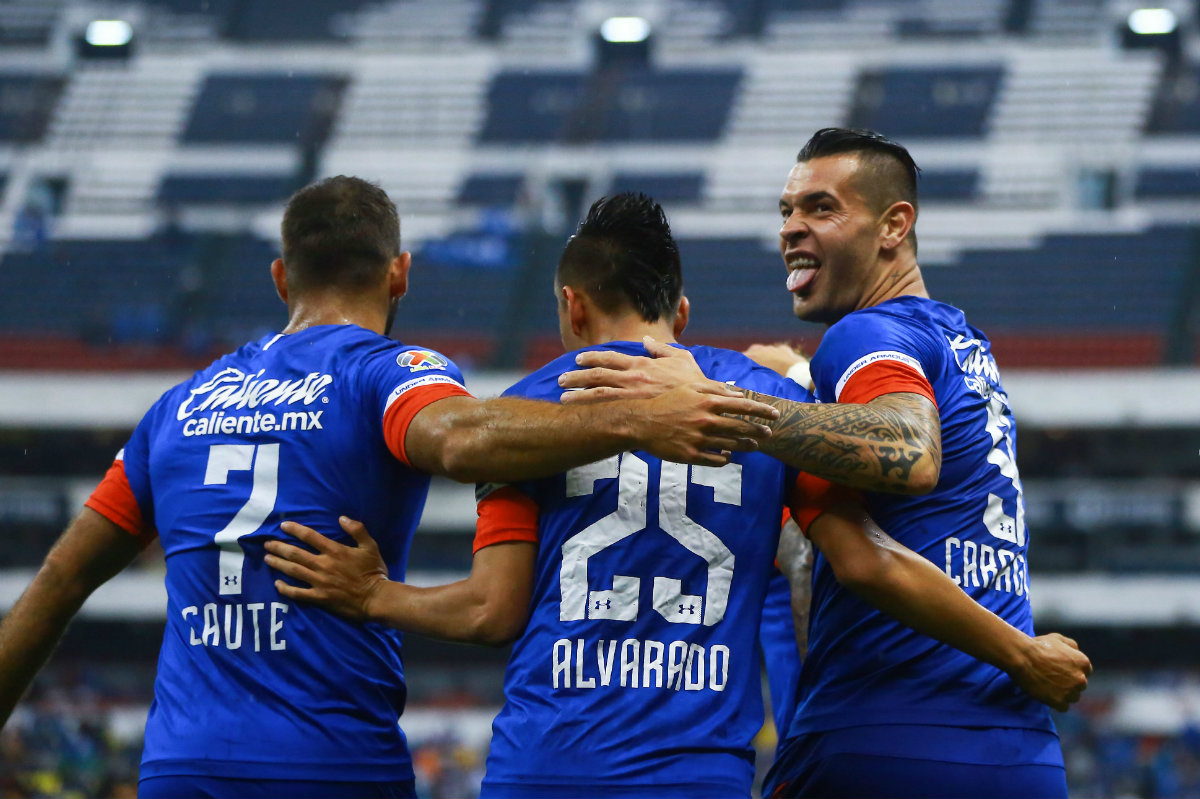 Milton Caraglio y sus compañeros de Cruz Azul en festejo de gol (Imago7)