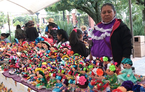 Las muñecas son elaboradas en el municipio de Amealco. (Estrella Álvarez)