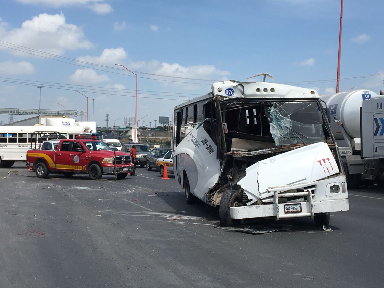 Nueve lesionados es el saldo de un choque entre unidades del transporte público y camioneta particular en Reynosa (Carolina Garza)