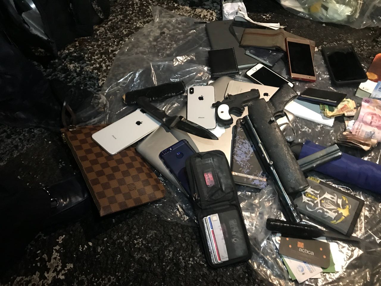 A los presuntos asaltantes se les encontraron celulares, una cartera y dinero en efectivo, además de un arma corta y una metralleta.