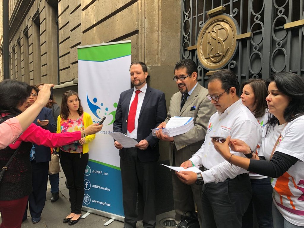 La Unión Nacional de Padres de Familia entregó a la SEP el documento con 13 mil 210 firmas para apoyar la petición. (Twitter @UNPF_mx)