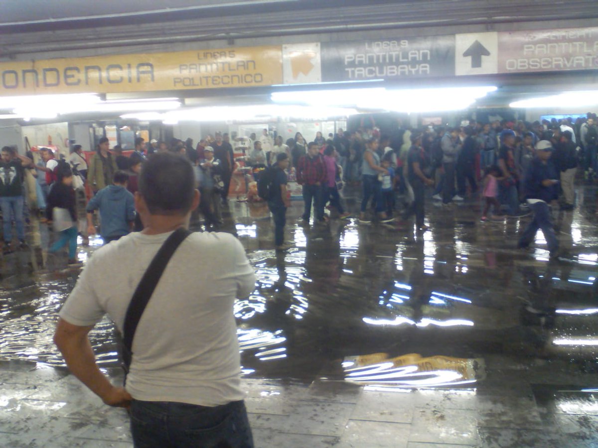 Usuarios fueron desalojados del Metro por una falla eléctrica. (Twitter: @10Denizzia)
