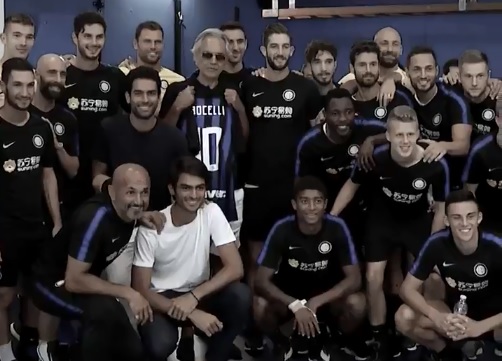 Andrea Bocelli visita entrenamiento del Inter de Milán (@Inter)