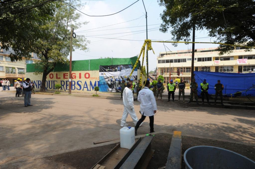 A casi un año de ocurrido el sismo, se acordó con familiares la remoción de escombros en el Colegio Enrique Rébsamen. (Cuartoscuro)